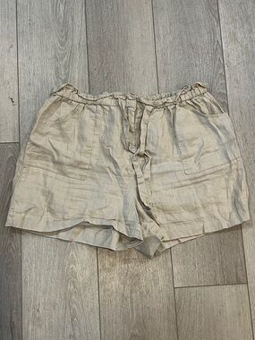 St. Tropez Relaxed Drawstring Linen-Blend Shorts in Light Beige